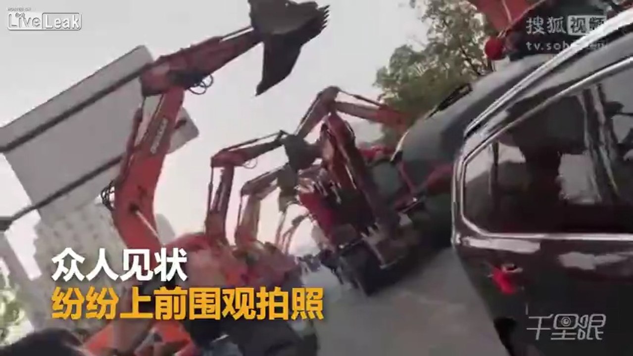 Défilé de 66 pelleteuses pour fêter un mariage en Chine !!