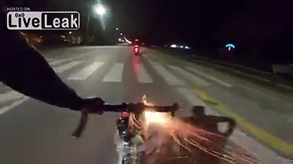 A vélo il poursuit une moto à coups de feux d'artifices !!