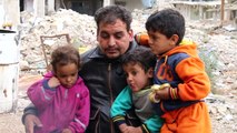 عائلة سورية تعود الى منزلها المدمر في درعا