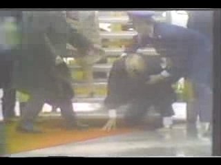 Gerald Ford: inciampa e cade