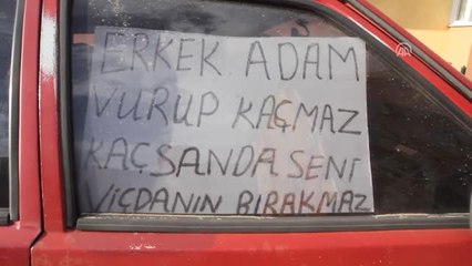Otomobiline Çarpan Kişiyi Cama Astığı Pankartla Arıyor