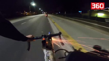 E ngacmuan gjate shetitjes me biciklete, djali ju ve flaken me fishekzjarre (360video)