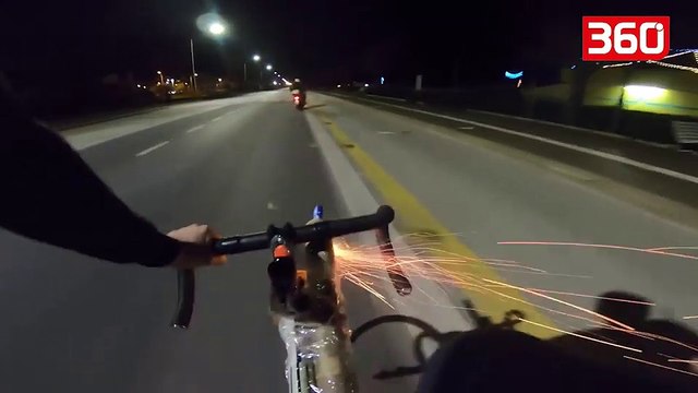 E ngacmuan gjate shetitjes me biciklete, djali ju ve flaken me fishekzjarre (360video)