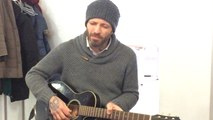Joah chante pour les réfugiés