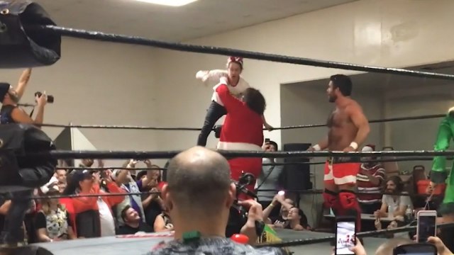 Macaulay Culkin shows off 'Home Alone moves' at California wrestling match