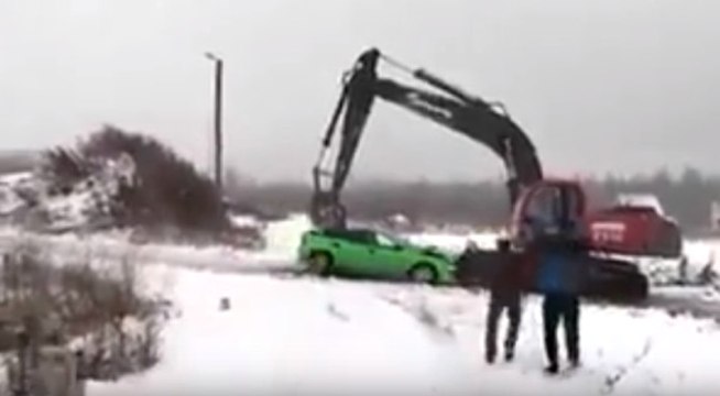 Kepçe Operatörü, Kendisini Yumruklayan Şoförün Otomobilini Hurdaya Çevirdi