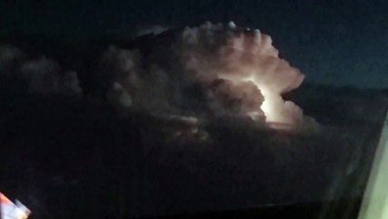 Vol au-dessus d'une tempête en avion à 10km d'altitude !