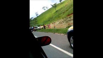 Download Video: BR 101 SulAcidente entre carros mata uma pessoa e deixa outras feridas na BR 101 em Atílio Vivácqua