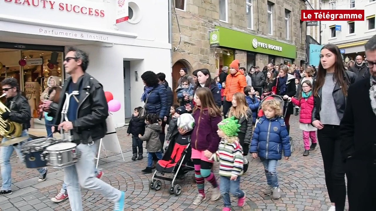 Lannion. Le Père-Noël a fait son arrivée par la grande échelle