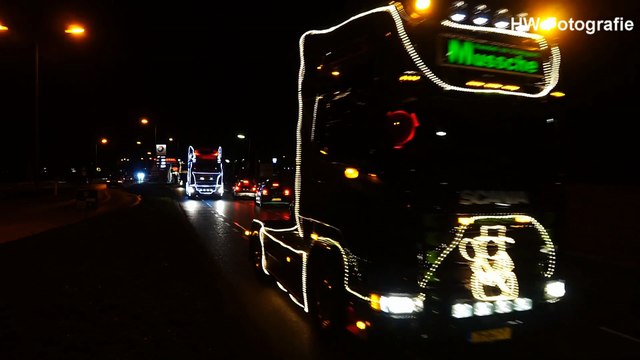 Verlichte trucks trekken weer door de straten