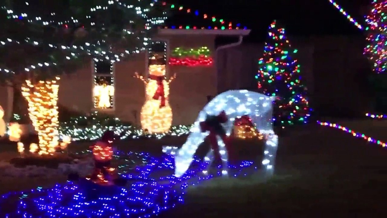 Convicted Felons Give Back by Helping Elderly Put up Christmas Lights