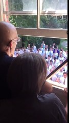 400 učenika pobjeglo s časa da bi profesoru, koji boluje od raka, otpjevali serenadu na kućnom pragu!