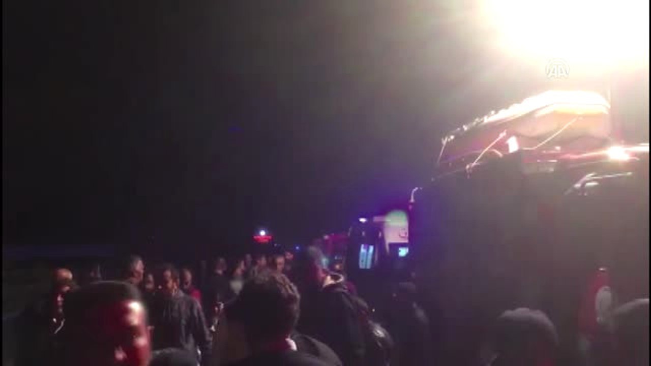 Adana'da Tır ile Otobüs Çarpıştı - Kazada Çok Sayıda Tarım İşçisi Yaralandı (2)