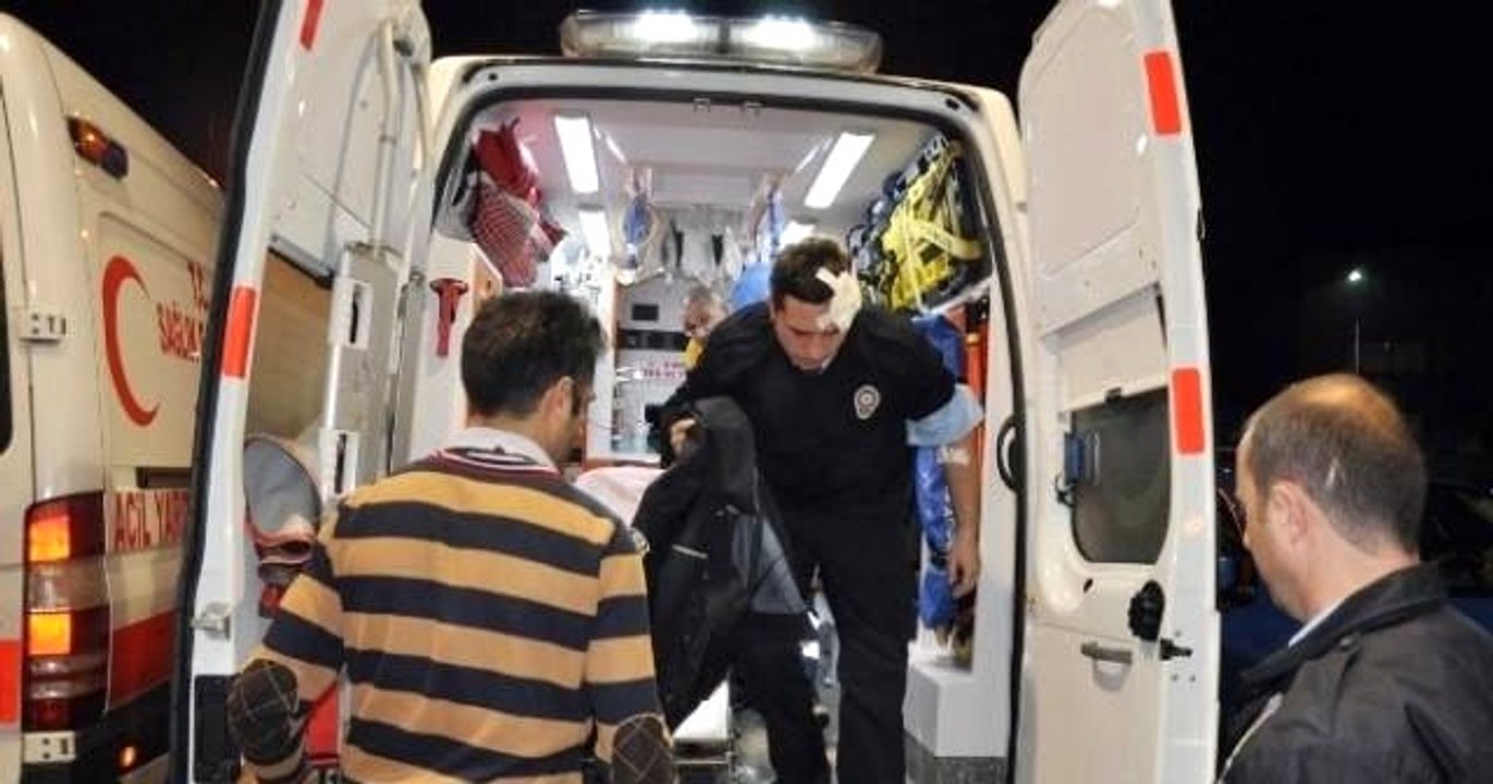 Bayrampaşa'da Kavga Eden Grubu Ayırmak İsteyen Polis, Bıçaklanarak Yaralandı