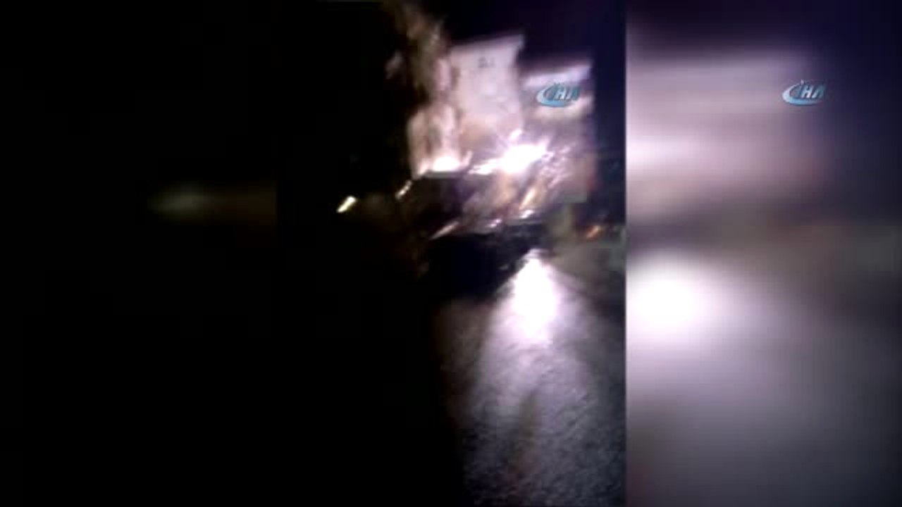 Bağcılar'da Elektrik Direğindeki Patlamalar Paniğe Yol Açtı