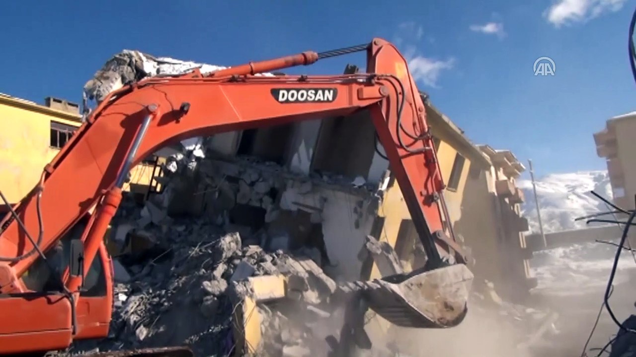 Atıl durumdaki afet konutlarının yıkımına başlandı - BİTLİS