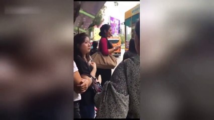 Une femme se muscle avec un drôle d’objet à l’arrêt de bus (Thaïlande)