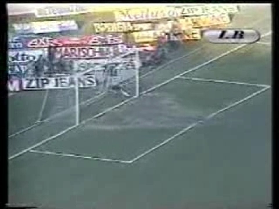Maradona - pallonetto da fuori area senza guardare la porta