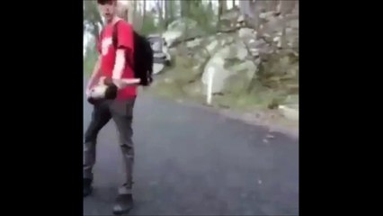 Скачать видео: Ce gars se met KO tout seul en jetant un baton... Débile