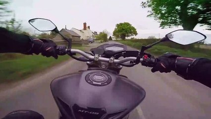 Ce motard rate son virage et se gamelle...