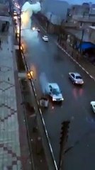 Cette voiture se prend la foudre en pleine route... Impressionnant