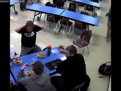 Il va sauver la vie de son ami en train de s’étouffer à la cantine... Héroïque