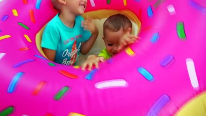 Johny Johny Yes Papa Funny Songs for Children ⁄ Bad Kids Steal Giant Colored Candy Lollipop