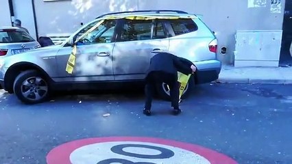 Nakon povratka iz prodavnice, vidio je da su na njegov BMW postavili ‘kandžu’. Njegova reakcija? BRUTALNO!