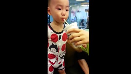Hilarant : la réaction de ce petit quand il goûte un coca pour la première fois