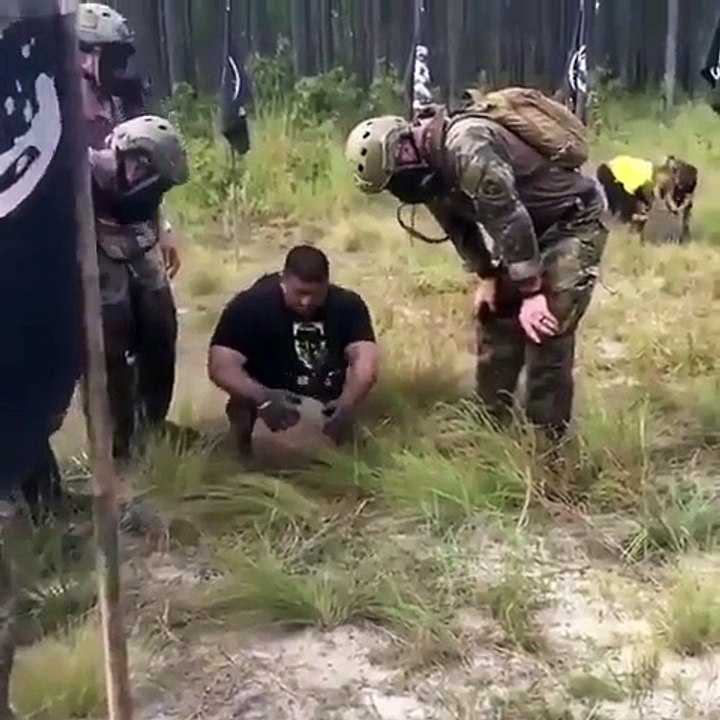 Un homme sans jambes participe à un parcours du combattant
