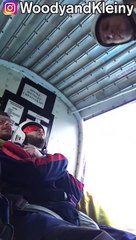 Ils emmènent leur pote de force dans un avion pour qu’il fasse du saut en parachute