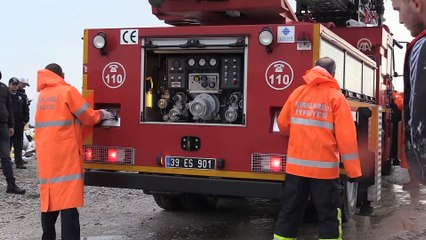 Sele kapılan iş makinesinin operatörü itfaiye ekiplerince kurtarıldı - KIRKLARELİ