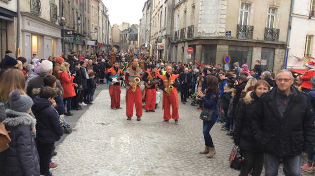 Arrivée en fanfare du Père Noël à cheval
