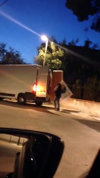 Separatistas roban pancartas de Ciudadanos y se las llevan en una furgoneta