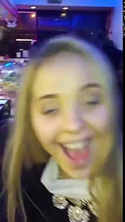 Une fille trop ivre dans une scène absurde