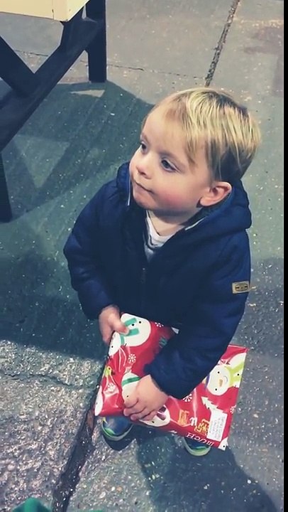 Deux petits garçons sont interloqués par ce jeu musical...