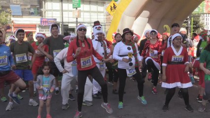 Papás Noel y renos corren para impulsar el espíritu navideño en Bolivia