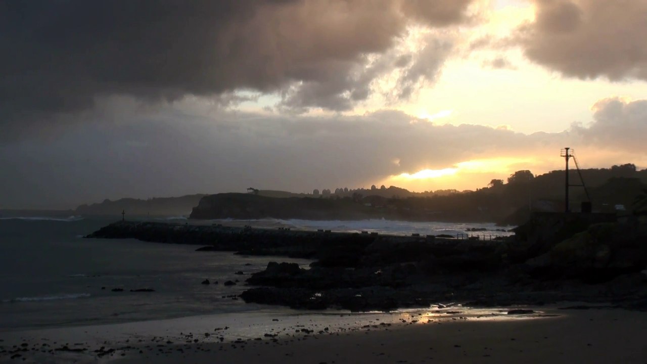 Tormentoso amanecer del 16 Dic en la costa de Candás, Asturias