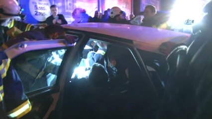 Otomobil Bariyerlere Saplandı: 2 Yaralı