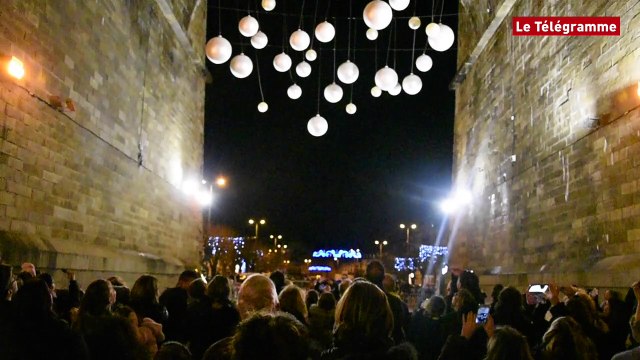 Morlaix. Le Père Noël descendant du viaduc