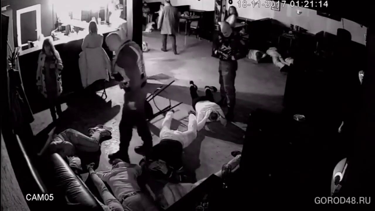 Quand la police russe débarque en boite de nuit pour arreter tout les clients sans raison