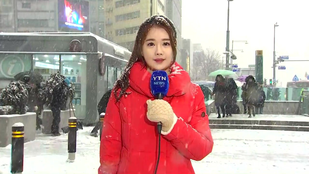 [날씨] 수도권에 함박눈 펑펑...빙판길에 교통혼잡 / YTN