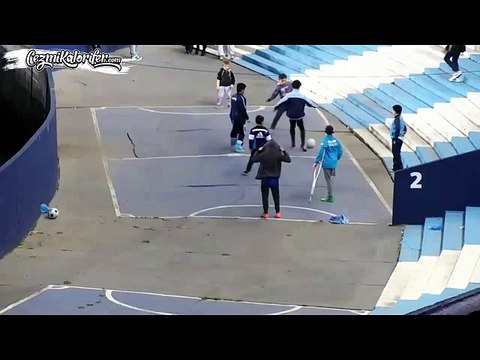 Bir Tarafta Gümbür Gümbür Sesi Gelen Bir Lig Macı Diğer Tarafta Masumluğun Ete Kemiğe Bürünmüş Hali Olan Bir Mahalle Maçı