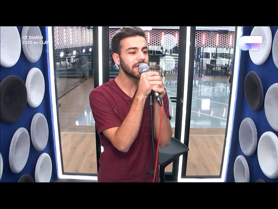 Agoney ensayando "Je suis venu te dire que je m'en vais"