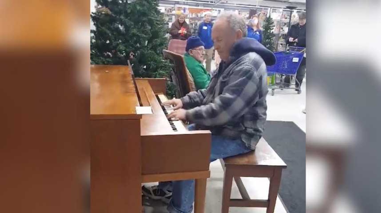 Dans un magasin caritatif, ce monsieur n'a pas...