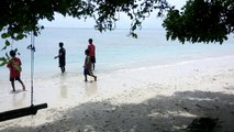（海釣り）子供たちのサメの釣り方！インドネシア！-RPuj5JQMRu8