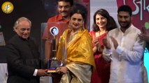 Rekha & Amrita Subhash Receive 1st Smita Patil Memorial Award 2017 By Musician Anand ji