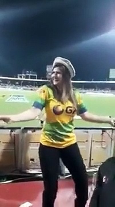Zareen Khan Dancing In Ground
