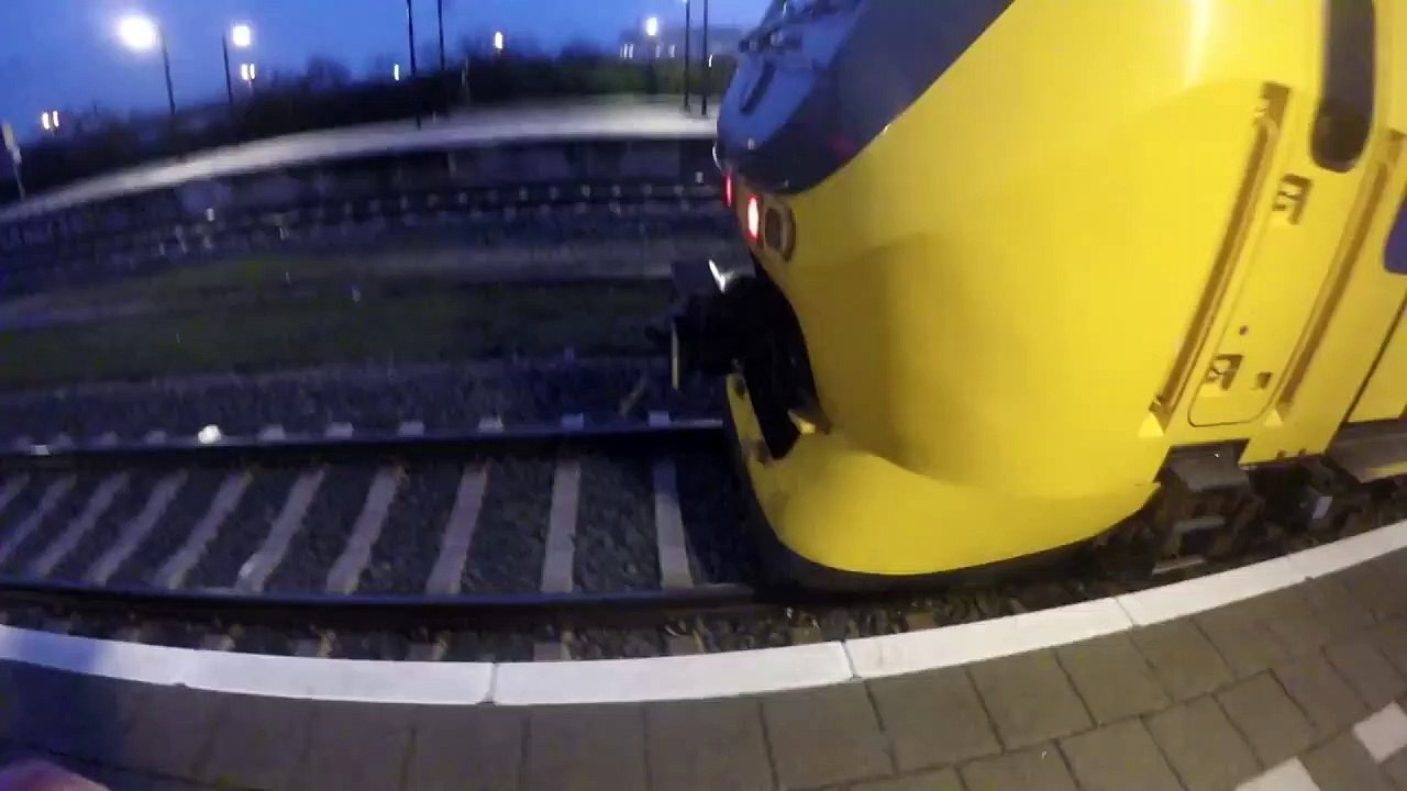 Ce taré grimpe sur un train qui circule à plus de 130 kmh aux Pays-Bas