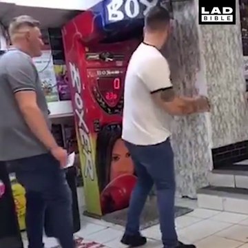 Une belle compilation de coups de poing et pieds ratés à la fête foraine